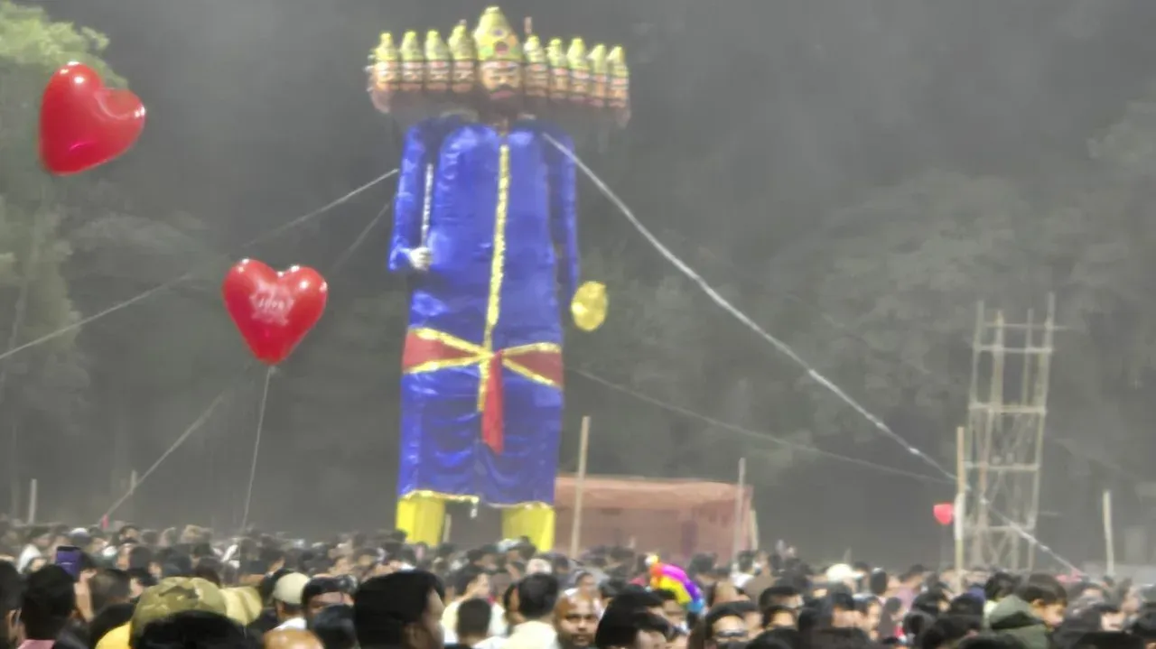 बी.टी.आई. मैदान में भव्य आतिशबाजी के साथ हुआ रावण दहन, खम्हारडीह के 78वें दशहरा उत्सव में उमड़ा जनसैलाब