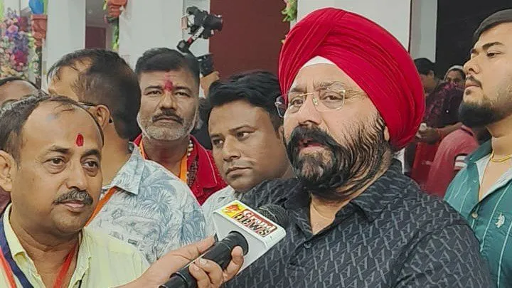 रायपुर के माना कैंप में पुरी जगन्नाथ मंदिर की तर्ज पर बना भव्य दुर्गा पंडाल गुरुचरण सिंह होरा ने की पूजा