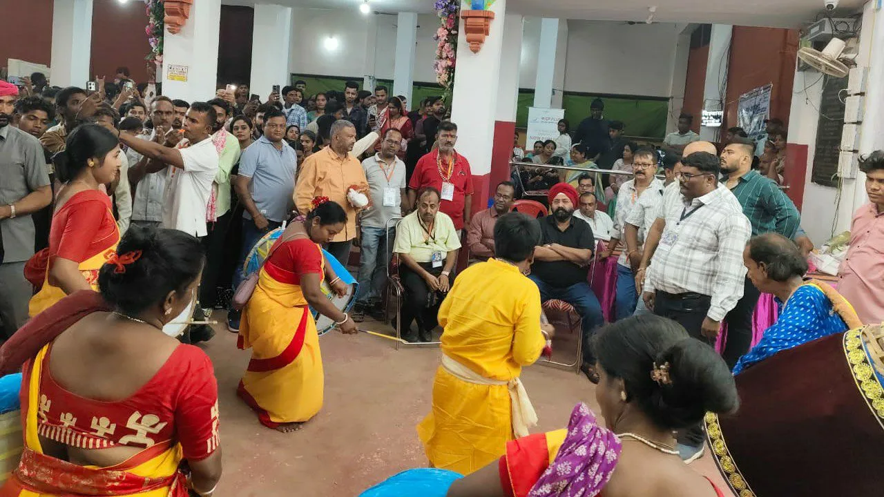रायपुर के माना कैंप में पुरी जगन्नाथ मंदिर की तर्ज पर बना भव्य दुर्गा पंडाल गुरुचरण सिंह होरा ने की पूजा