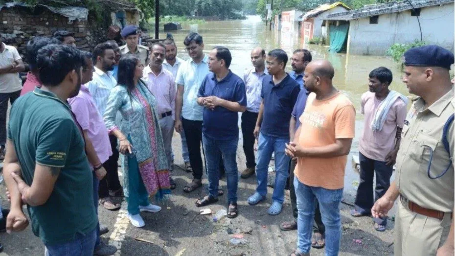 रायपुर में भारी बारिश के बाद बाढ़ प्रभावित क्षेत्रों का कलेक्टर ने किया दौरा और राहत शिविरों में परखा भोजन