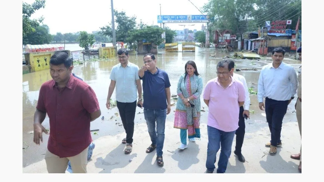 रायपुर में भारी बारिश के बाद बाढ़ प्रभावित क्षेत्रों का कलेक्टर ने किया दौरा और राहत शिविरों में परखा भोजन