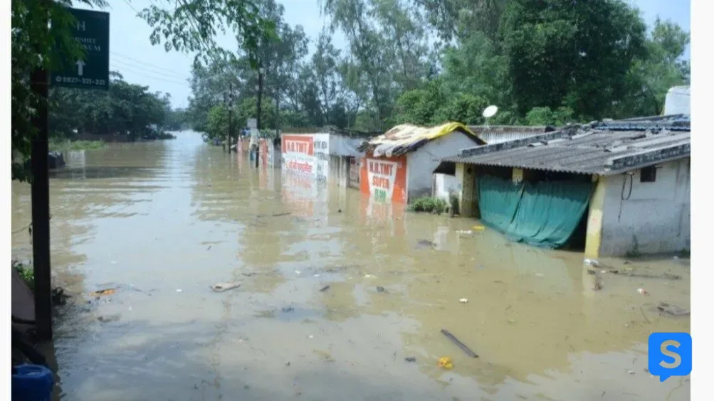 बड़ी खबर: राजधानी रायपुर में भारी बारिश के बाद उपजे जलभराव और बाढ़ के हालात का जायजा लेने के लिए कलेक्टर डॉ. गौरव सिंह ने आज प्रभावित क्षेत्रों का सघन दौरा किया। उन्होंने