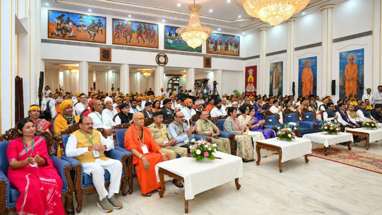 राष्ट्रपति द्रौपदी मुर्मु ने माता हासी देवी की स्मृति में जारी किया 200 रुपये का स्मारक सिक्का