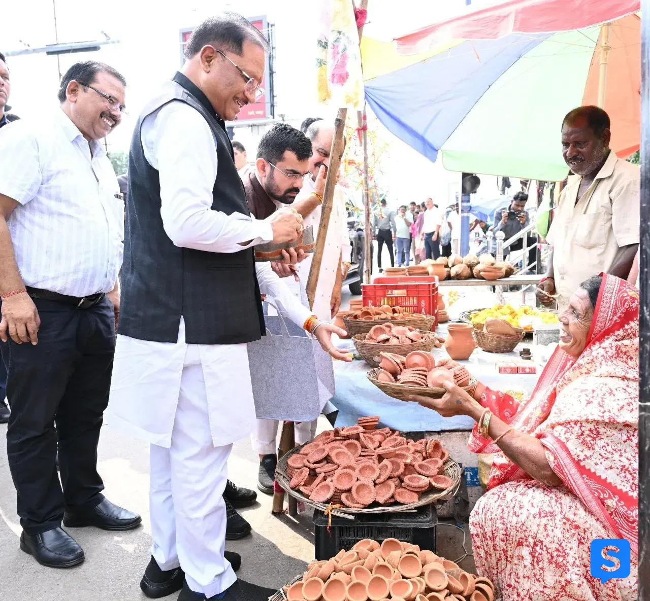 बड़ी खबर: सड़क किनारे पसरे पर अचानक पहुंचे मुख्यमंत्री श्री विष्णु देव साय, मीरा के पसरे से खरीदा ‘आशीर्वाद का दीया’