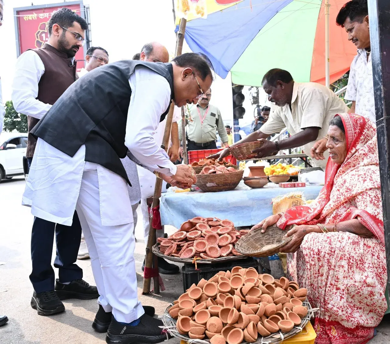 मुख्यमंत्री विष्णु देव साय ने सड़क किनारे पसरे से खरीदा आशीर्वाद का दीया, महिला के श्रम का किया सम्मान
