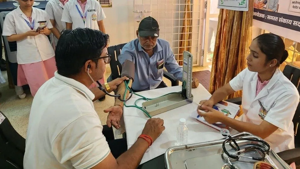 अंतर्राष्ट्रीय वृद्धजन दिवस: मंत्री राजेश अग्रवाल ने सियानगुड़ी में बुजुर्गों का किया सम्मान, बताया समाज की धरोहर