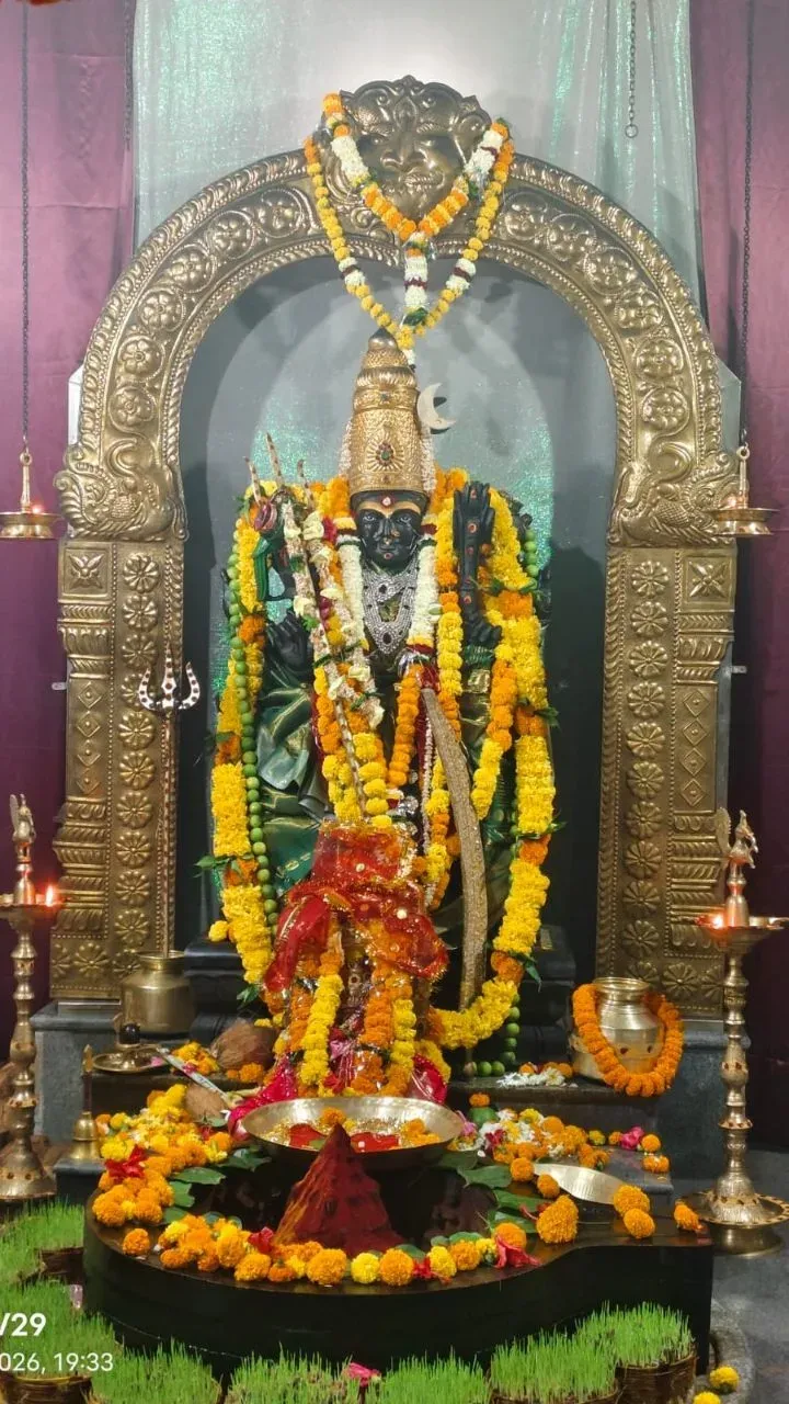 भिलाई के कांची कामाक्षी देवी मंदिर में शारदीय नवरात्रि की धूम, पूर्व विधानसभा अध्यक्ष प्रेम प्रकाश पाण्डेय ने की पूजा-अर्चना