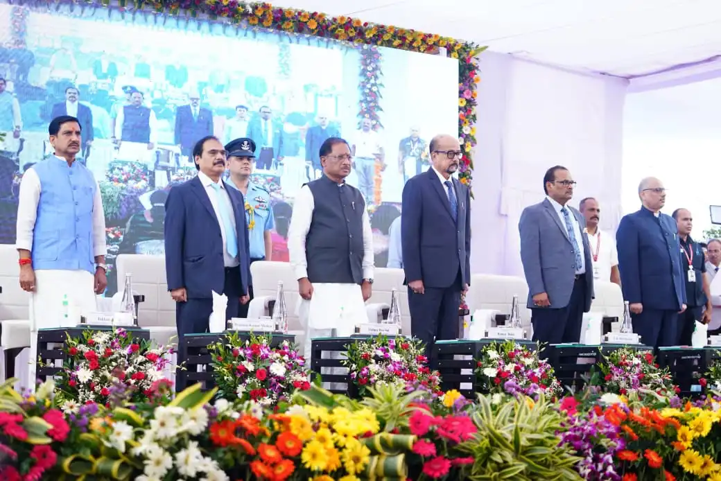 मुख्य अतिथि राज्यपाल और मुख्यमंत्री मंच पर