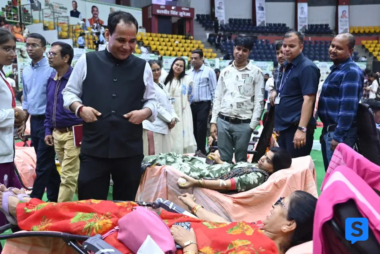 महिलाओं ने रक्तदान कर तोड़ी भ्रांति 1,188 महिलाओं ने रक्तदान कर नई तस्वीर पेश की गोल्डन बुक ऑफ वर्ल्ड रिकार्ड में 8 घंटे में सबसे अधिक महिलाओं के रक्तदान का रिकार्ड दर्ज, मुख्यमंत्री को दिया गया प्रमाण पत्र
