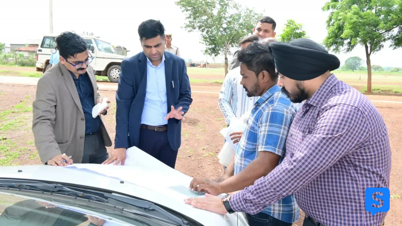 राजनांदगांव : कलेक्टर ने ग्राम पटेवा में एसएमसी एवं ईएमसी क्लस्टर का किया निरीक्षण