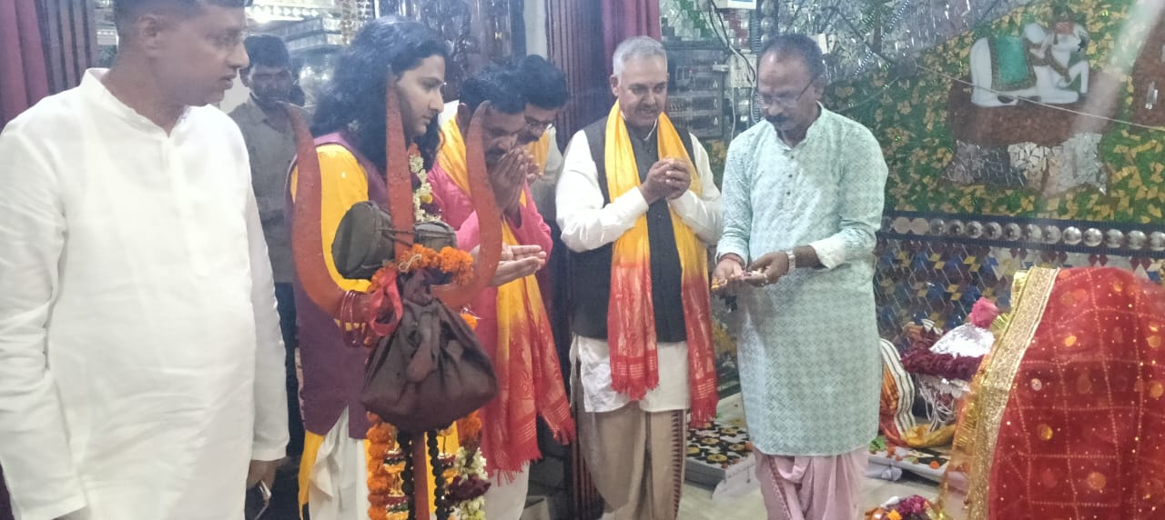 नारायण सिन्हा का खरोरा आगमन — स्वागत दृश्य
