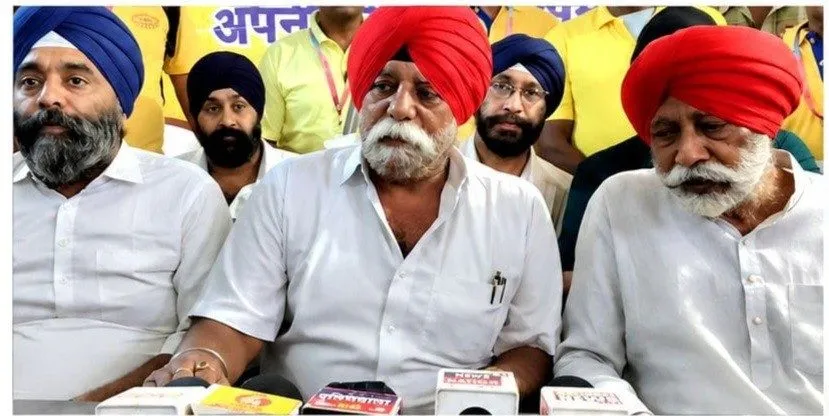 स्व. विजय चौधरी की स्मृति में अमृतसर रवाना हुआ 200 श्रद्धालुओं का जत्था, रायपुर स्टेशन पर दिखा उत्साह